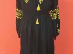 Rochie stil ie de culoare neagra, cu broderie colorata